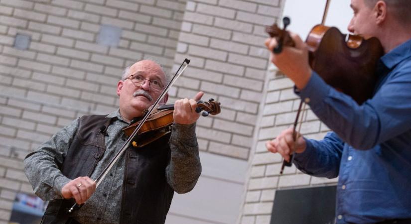 Virágba borult a kecskeméti piac, nagy sikert aratott Csík János