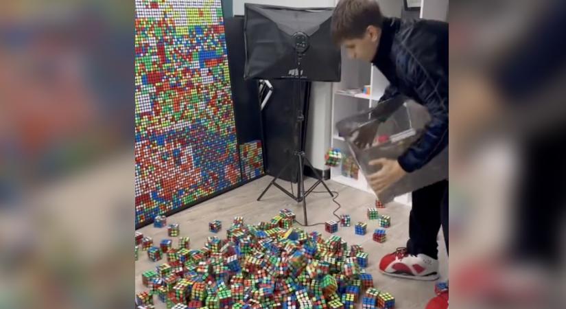 Varázslatos, amit ez a fiú a Rubik-kockával csinál