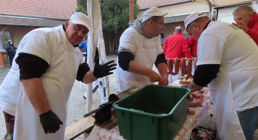 Régi idők disznótorai elevenedtek meg Nagymágocson – videóval, galériával