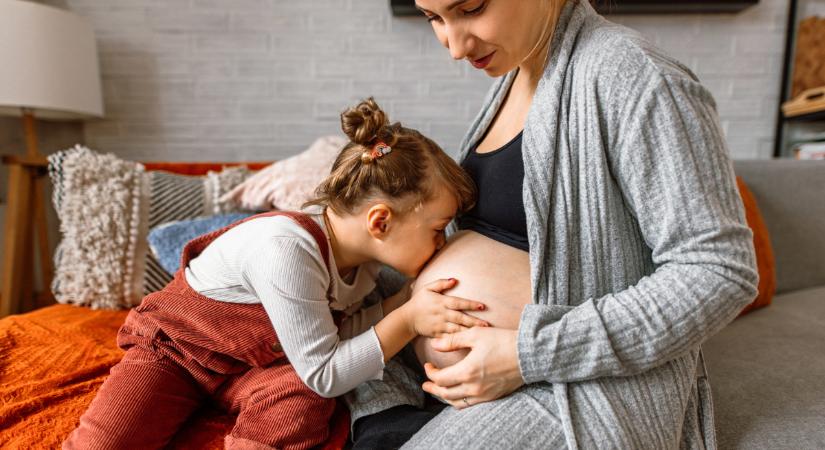 Természetes, ha a nagyobb testvér megkérdezi: vissza lehetne-e vinni a kicsit a kórházba - Pszichológussal beszélgettünk, hogy lehet jól felkészülni az új családtag érkezésére