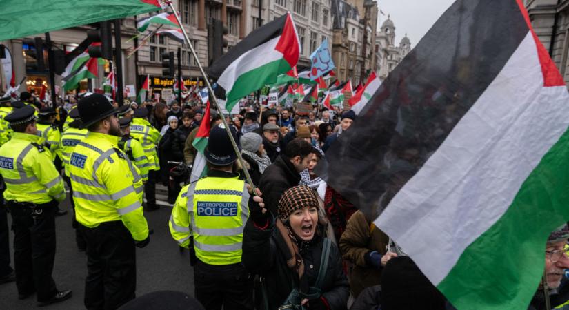 Erőszakos jelenetekkel tarkított komoly palesztinpárti tüntetés volt Londonban