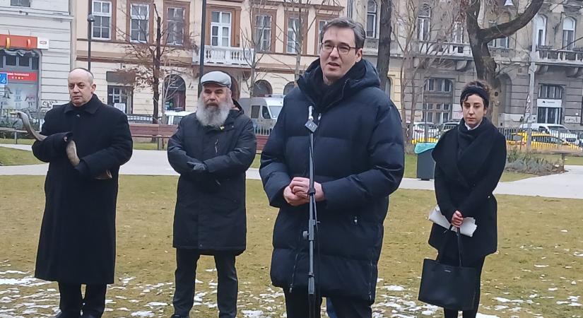 Emlékezés a Klauzál téri emlékműnél a gettó áldozataira