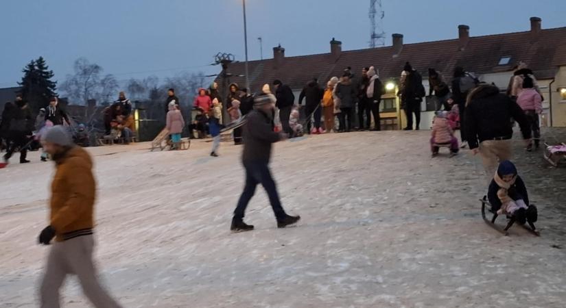 Szánkózók hada lepi el a Somogyi-dombot – videóval