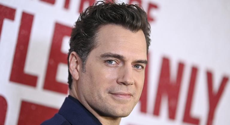 Megszületett Henry Cavill első gyermeke, le is fotózták a babakocsival