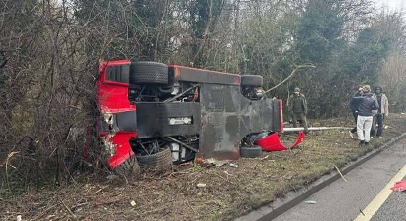 Csúnyán összetörtek egy Ferrari F40-et London közelében