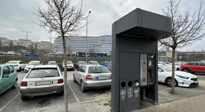 Ismét belerúgnak az autósokba – az egyik budai kerület megemelte a parkolási díjakat, ráadásul a fizetős zóna kiterjesztése is várható