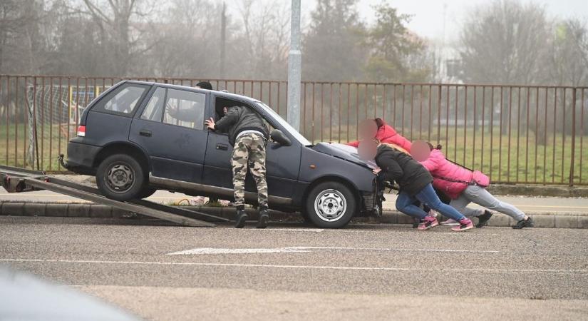 Közeledő mentőautó előtt csapódott oszlopnak este egy kocsi a szolnoki belvárosban