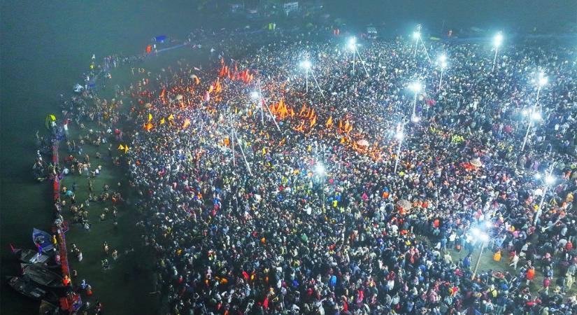 Vulkánkitörés, lángálló autó és szent mártózás a hét legizgalmasabb képein