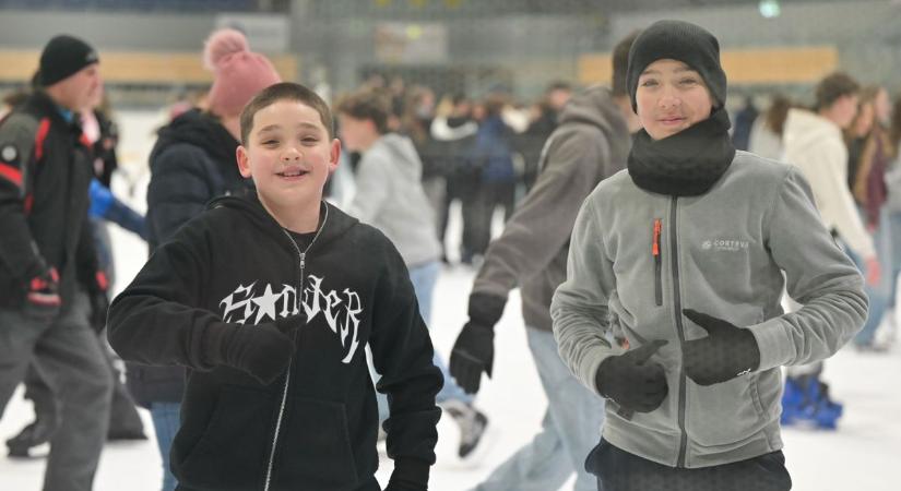 Jégpályák Éjszakája – Győrben is megteltek a pályák korcsolyázókkal – fotók, videó