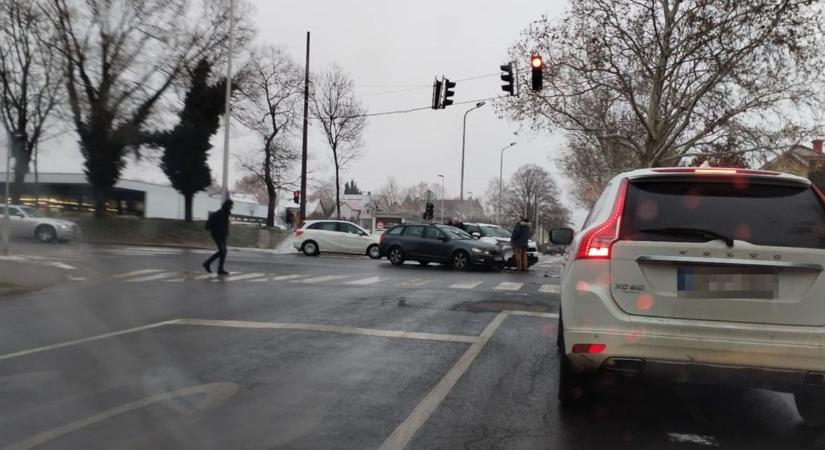 Nincs nap baleset nélkül! Két autó ütközött Pécsen