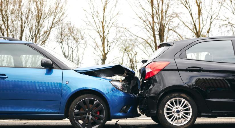 A hangos csattanás után két autóhoz érkeztek a tűzoltók a szolnoki Bajcsy-Zsilinszki útra