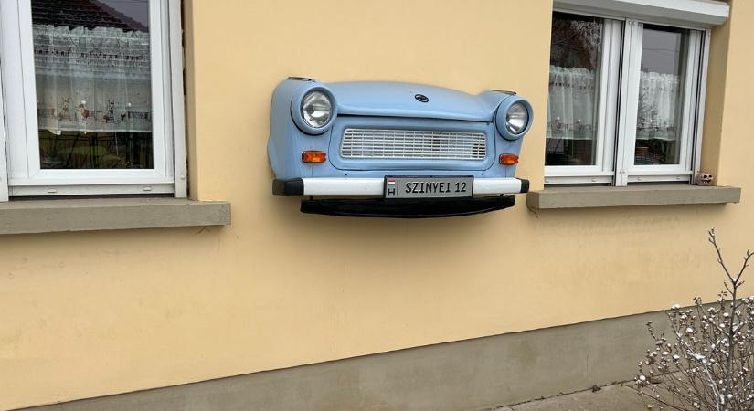 Trabant ékesíti a műkertvárosi ház falát – utánajártunk a látványos ötlet történetének