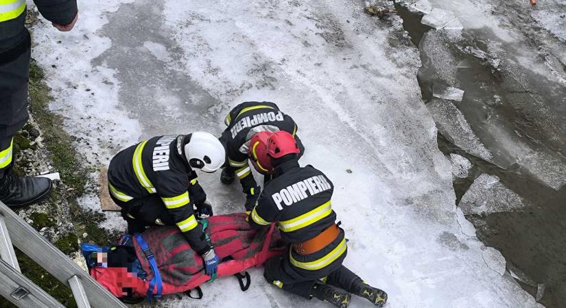 Beszakadt a jég alattuk: a patakba esett két gyerek Marosvásárhelyen