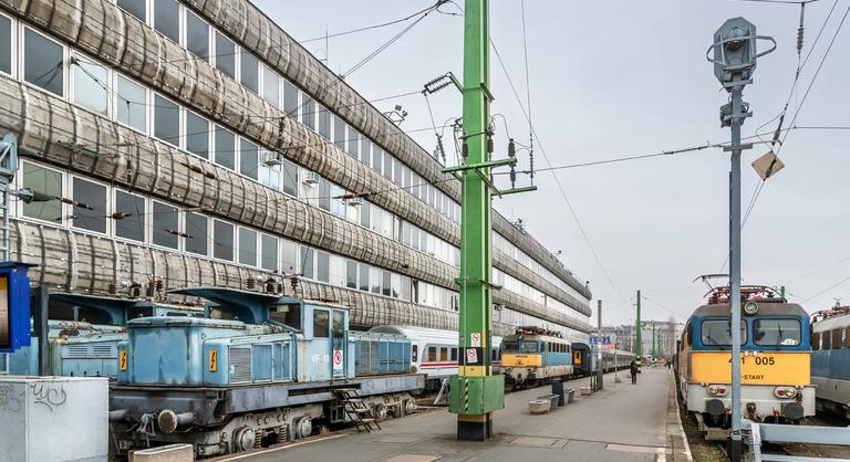 Az épület mozgott, a nyári forróságban egyes táblák berobbantak