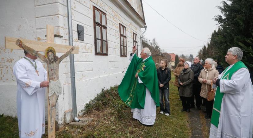 Nagykölkeden avattak emléktáblát