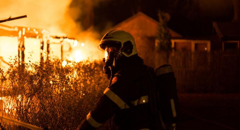 Rettenetes: Tűz ütött ki egy baranyai épületben, ahol gázpalackokat tároltak