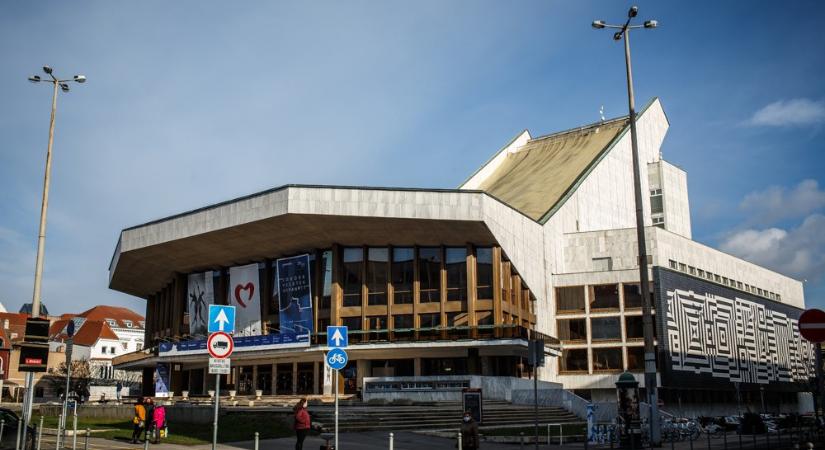 Eladják a győri színház 18 személyes kisbuszát