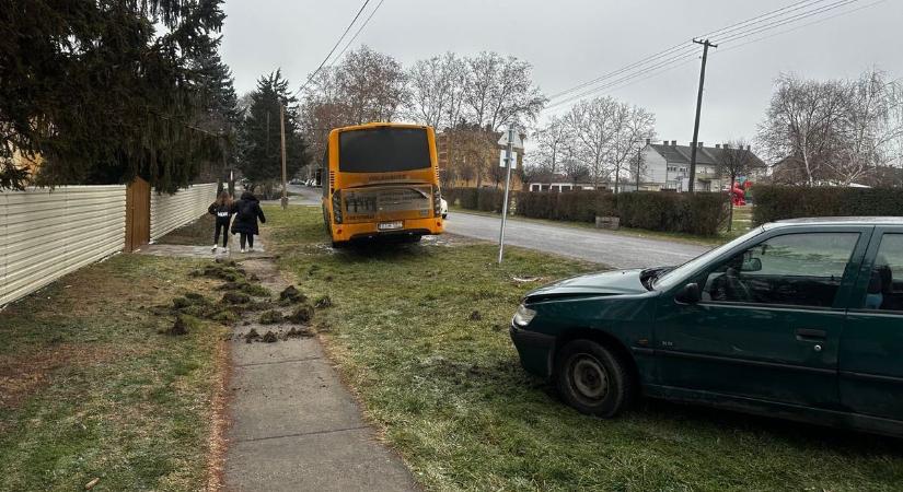 Autóbusz és személyautó ütközött az ónos eső miatt Decsen