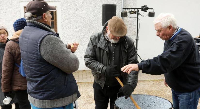 Töpörtyű rotyogott a januári fagyban (galéria, videó)