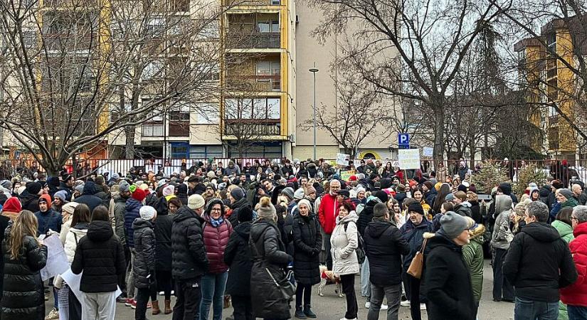 A rendőrség leállította a tanárokkal teli autóbuszt, a szülők bementek az iskolába Újvidéken