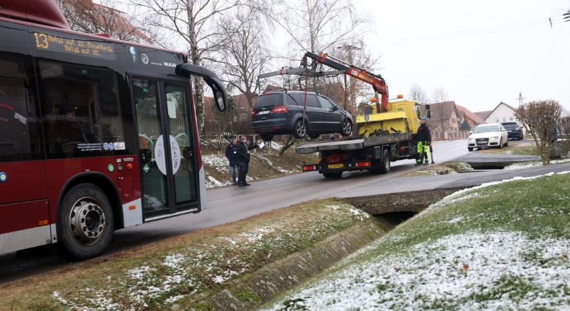 Jégpáncél az utakon: autó és busz az árokban