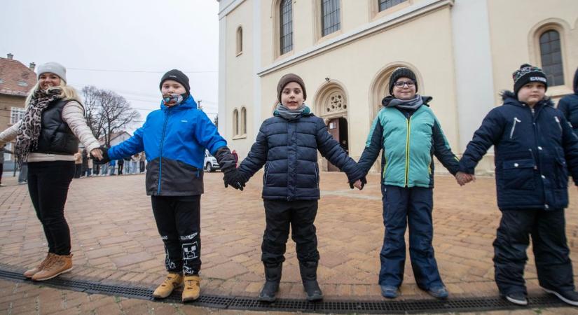 Körbeölelték a templomot Székesfehérvár fogadalmi ünnepén (galéria, videó)