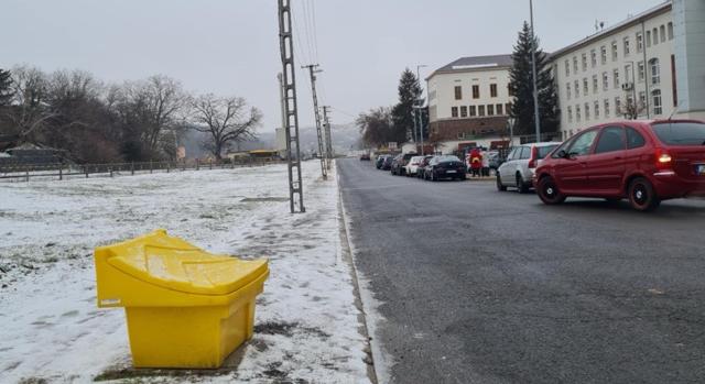 Holnap is csúszkálhatunk: másodfokú figyelmeztetés ónos eső miatt keddre