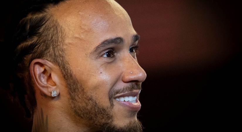 F1: Hamilton megérkezett a Ferrarihoz – üzent az angol