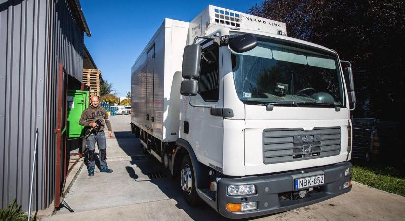 Felháborító árak a benzinkutakon – óriási spórolásba kezdtek a vállalatok