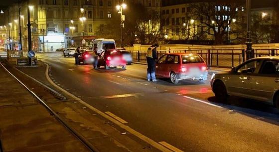 Megszállták a budai hidak lehajtóit a rendőrök: 2100 autóssal fújattak szondát