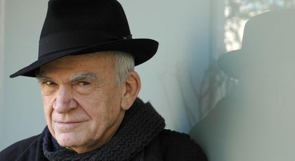 Megérkeztek Brünnbe a Milan Kundera és neje hamvait tartalmazó urnák