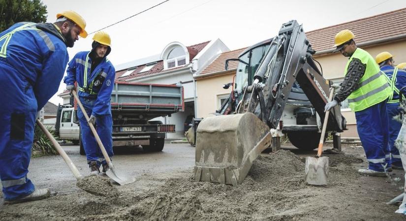 Csőtörés Egerben, lezárnak egy buszmegállót is