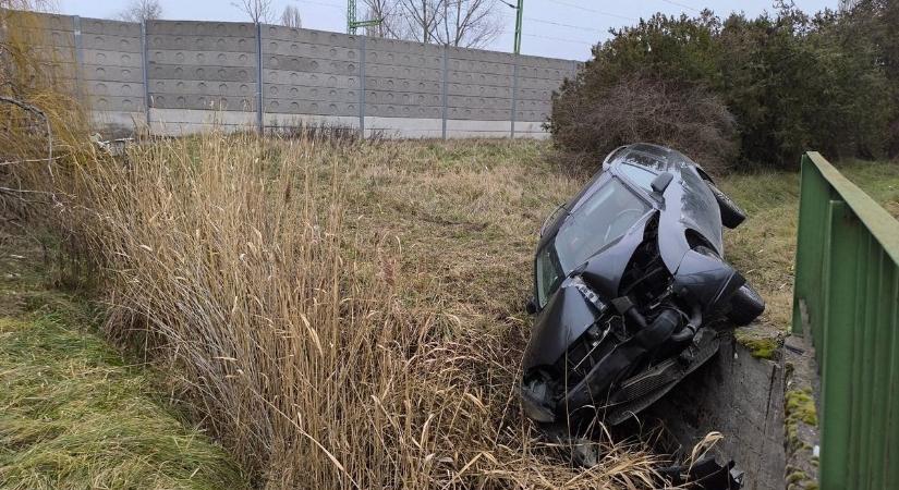 Eltűnt a különös látványosság: elszállították az árokba borult autót