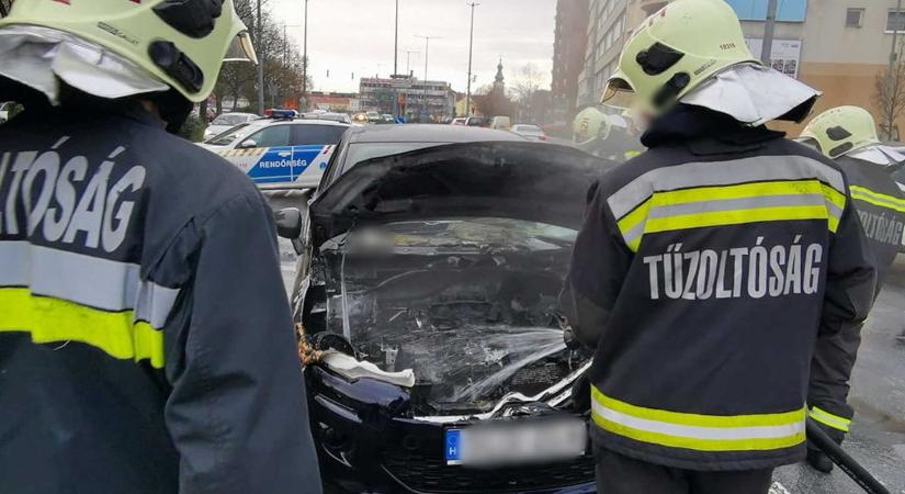 Kigyulladt egy Citroen Szombathelyen - azonnal többen siettek a sofőr segítségére