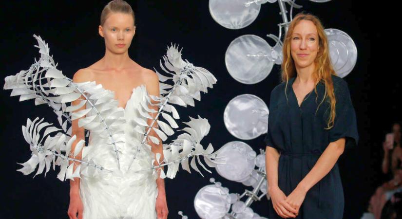 Művészet, divat, technológia és slow fashion: Iris van Herpen diktálja a legújabb trendeket