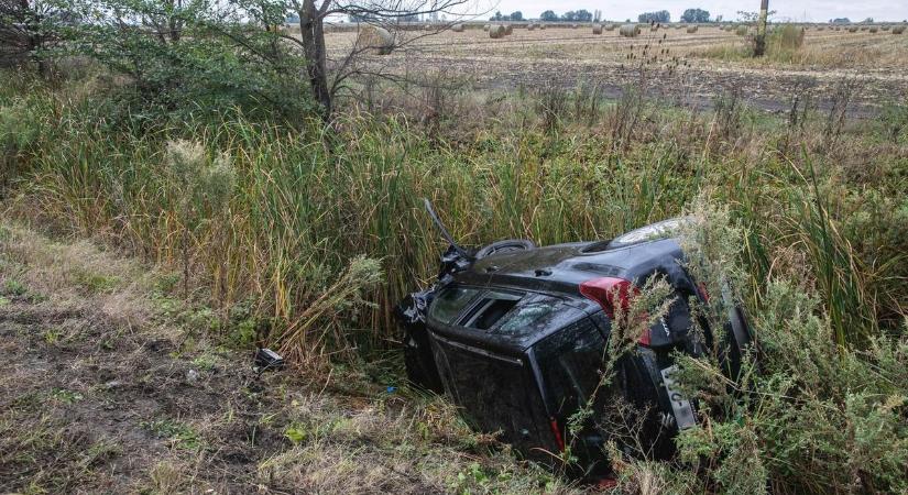 Tűzoltók szabadították ki a 33-ason felborult autó utasát