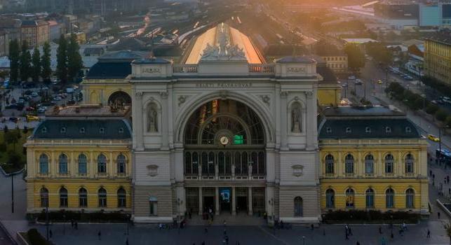 Felmászott a Keleti pályaudvar tetejére a youtuber, ezt találta ott