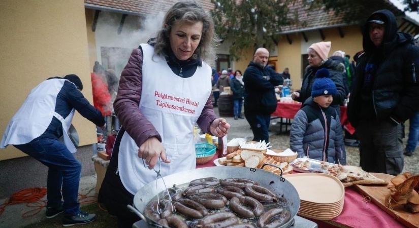 Forralt borral és disznótoros lakomával űzték el a telet Táplánszentkereszten