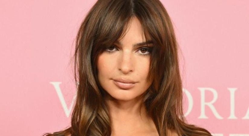 Alig bír a hatalmas melleivel Emily Ratajkowski bikinifelsője