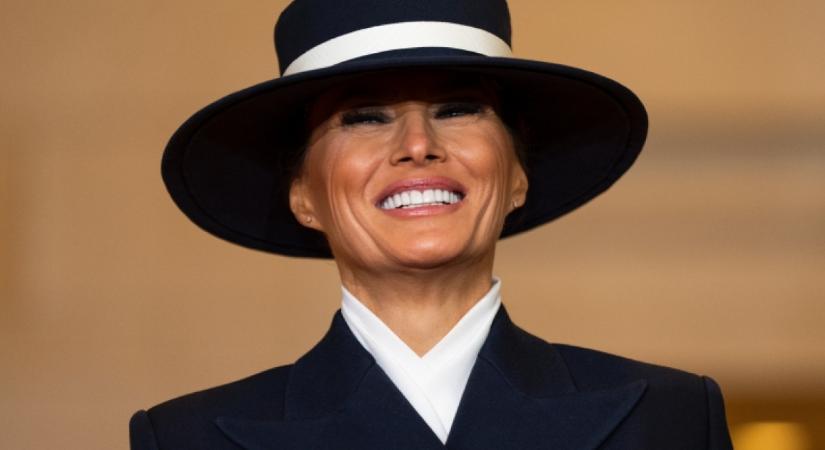 Kikeltek magukból az internetezők Melania Trump ruhája láttán: senki sem érti, miért épp ezt a szettet választotta a first lady