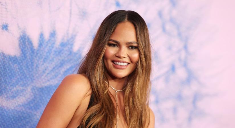 Aranyos videót osztott meg Chrissy Teigen – kislánya saját készítésű „Bátorság-díjjal” tüntette ki