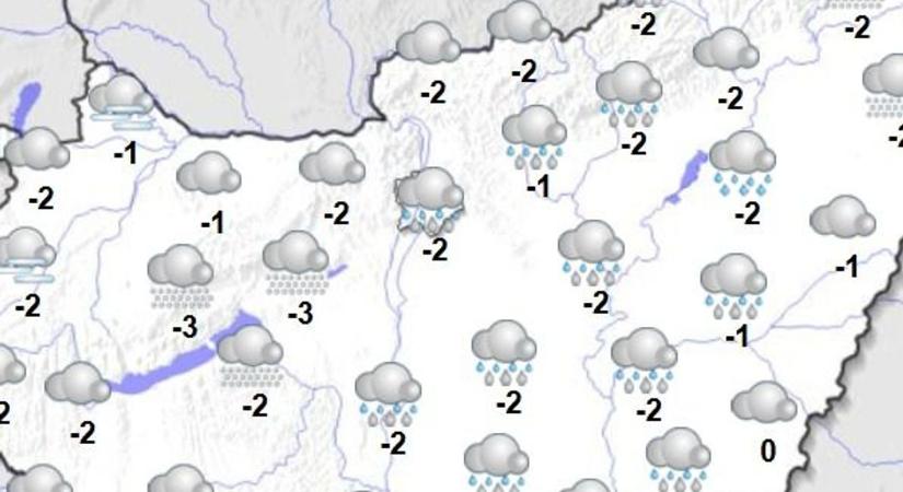 Marad a borult párás idő