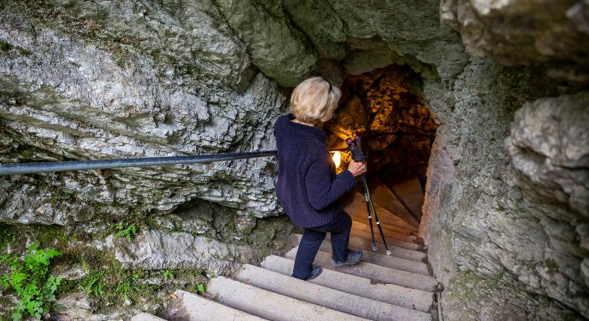 Furcsa alakú lyukat fedezett fel séta közben, lemászott a résbe: senki nem tudott a föld alatti világról, amit odalent talált