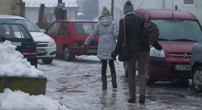 Nagyon vigyázzon, aki utcára lép, jégpáncél lepi el az aszfaltot