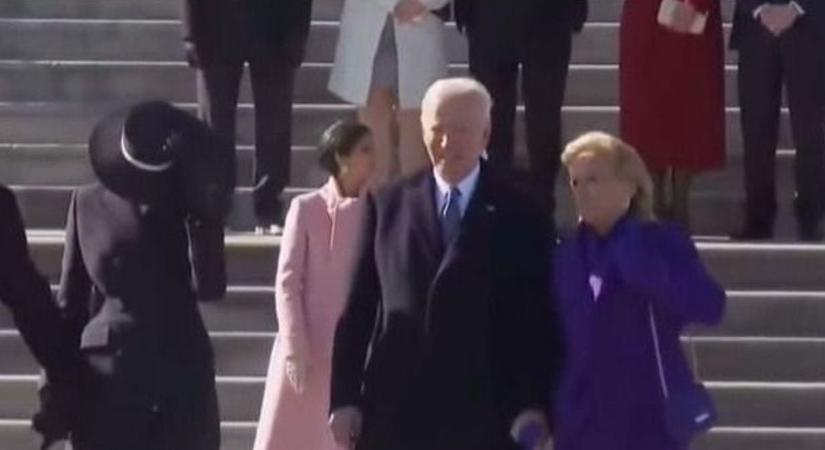 Így totyogott le Biden a történelem színpadáról (VIDEÓ)