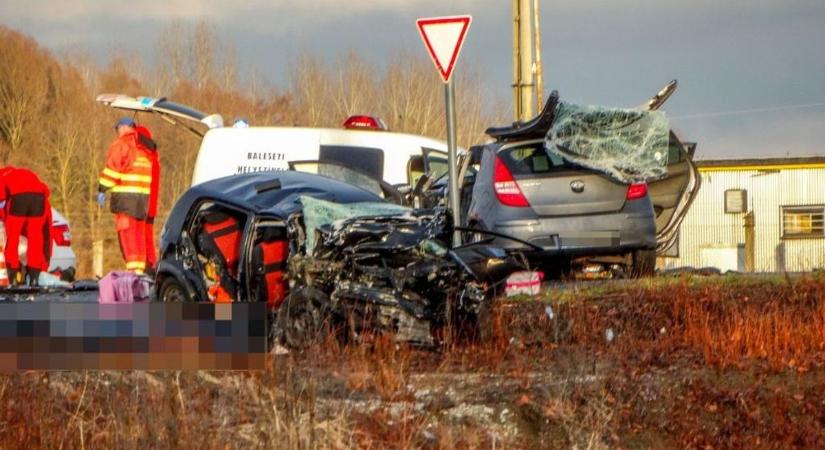 Egy ember elhunyt, egy gyermek súlyosan megsérült - Vádat emeltek a 86-oson tragédiát okozó sofőr ellen