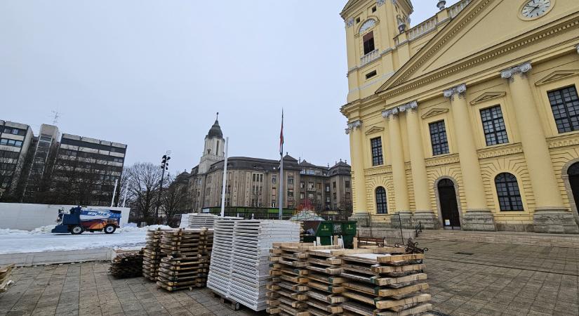 Bontják a debreceni jégpályát