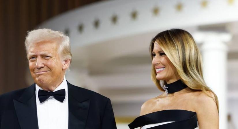 Melania Trump fekete-fehér estélyiben bálozott: Donald Trumppal táncolt