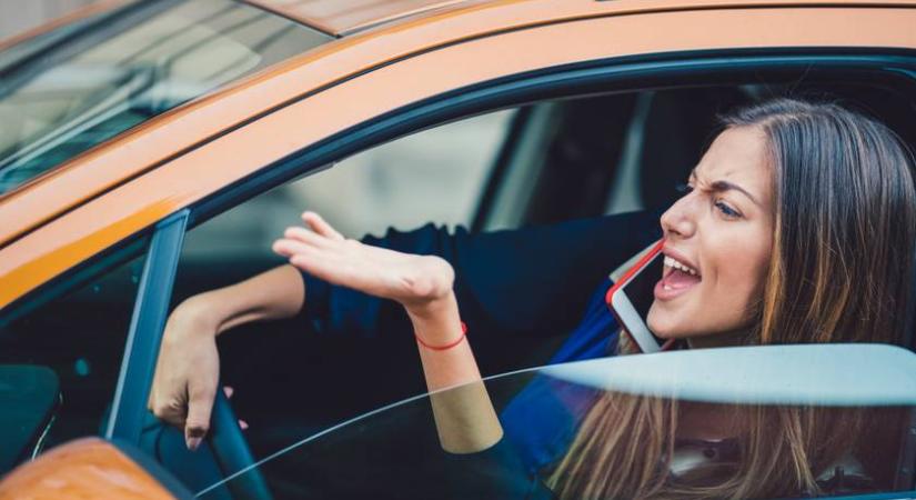 Miért büntetőfékez valaki, és miért káromkodnak az autósok? A pszichológiai hatás segít megérteni