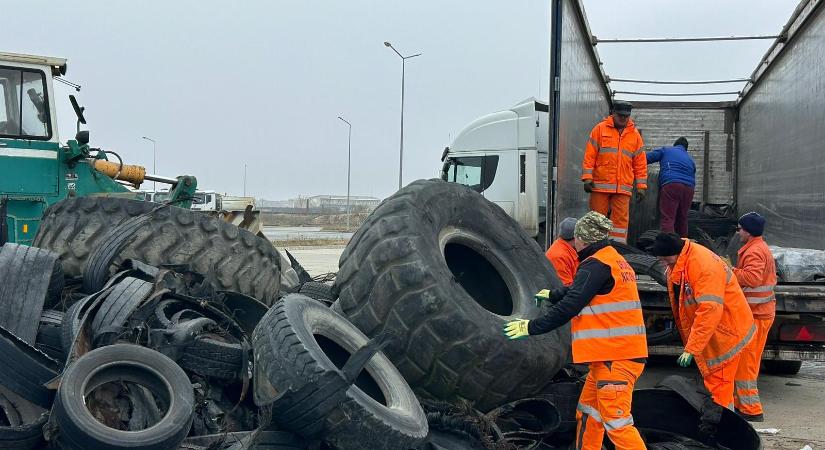 Nagy mennyiségű gumiabroncsot gyűjtöttek össze az utászok az autópályákról